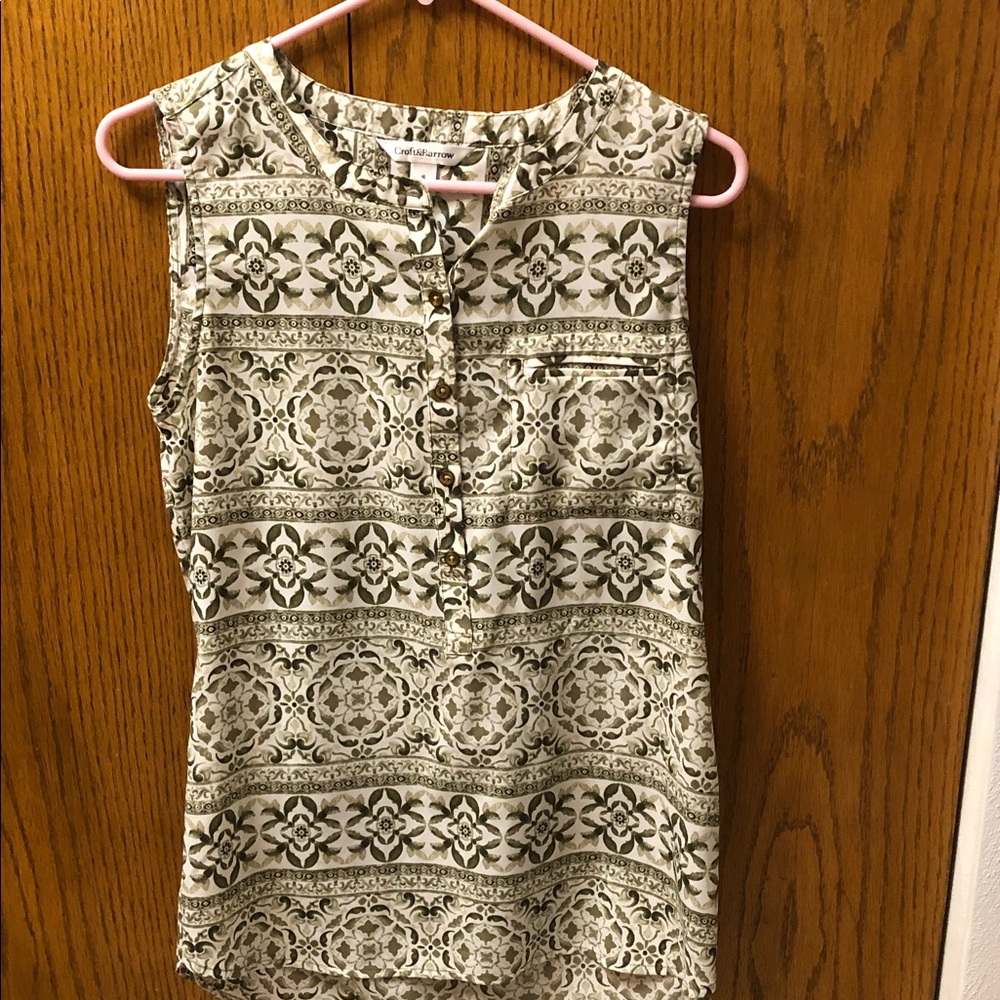Womenโs blouse, sleeveless, size small